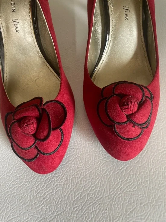 Anne Klein Red Suede
Pointed-Toe Pumps With Floral Decoration. Good Condition. - Picture 2 of 10